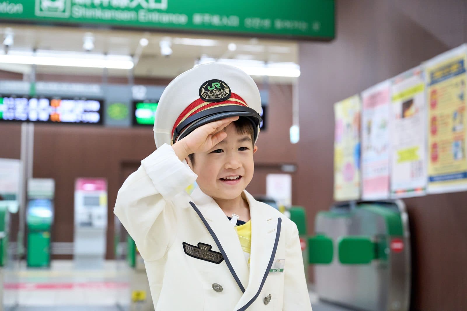 駅員の敬礼を真似する子ども