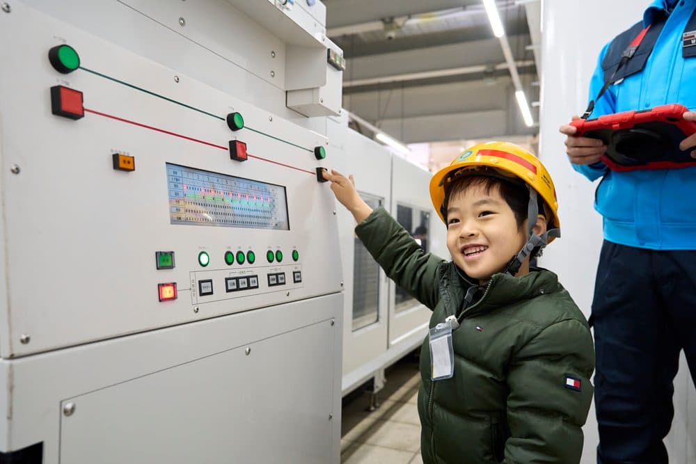 機械操作体験をする子ども