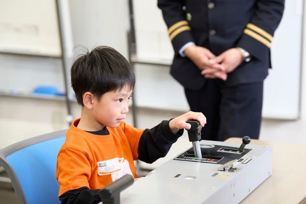 マスコンを操作する子ども