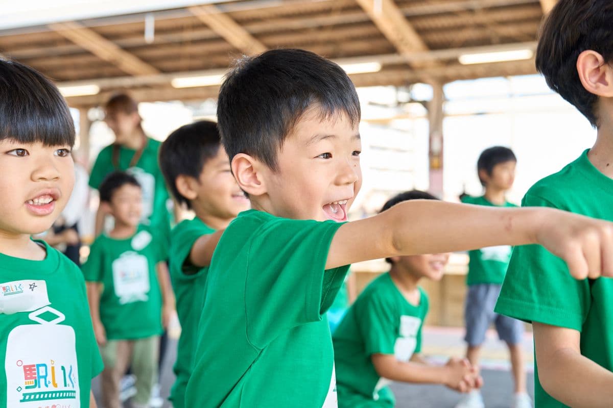 駅員さんに向かって指をさす子ども