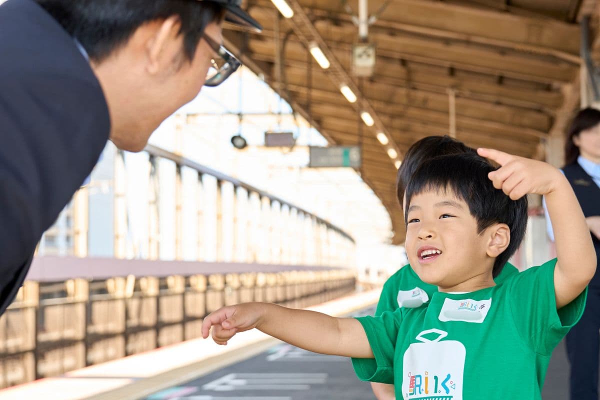 ホームで駅員さんと話す子ども