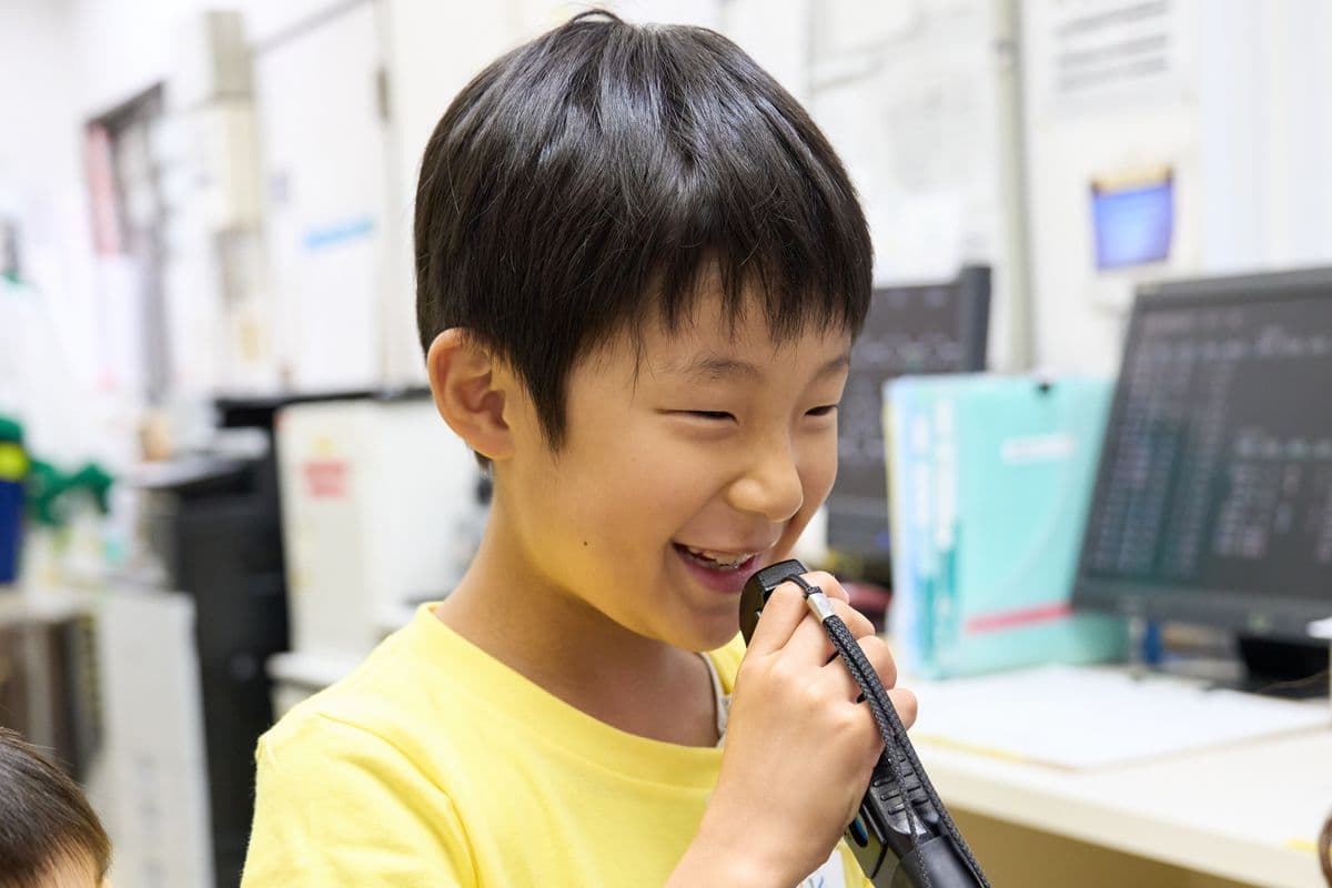 トランシーバーを持って笑う子ども