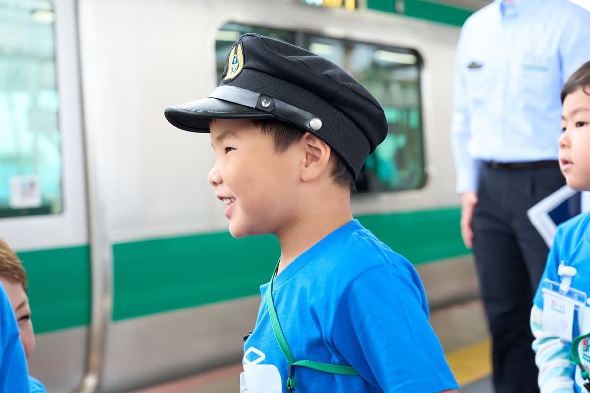 駅長帽をかぶった子ども