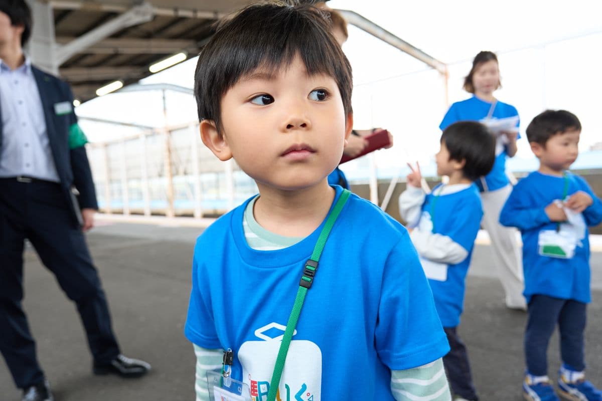 真剣な表情の子ども