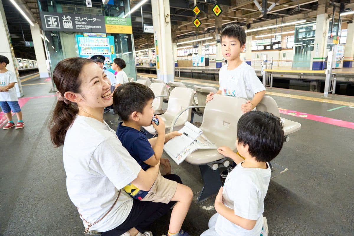 保育士と一緒にホームで話す子どもたち