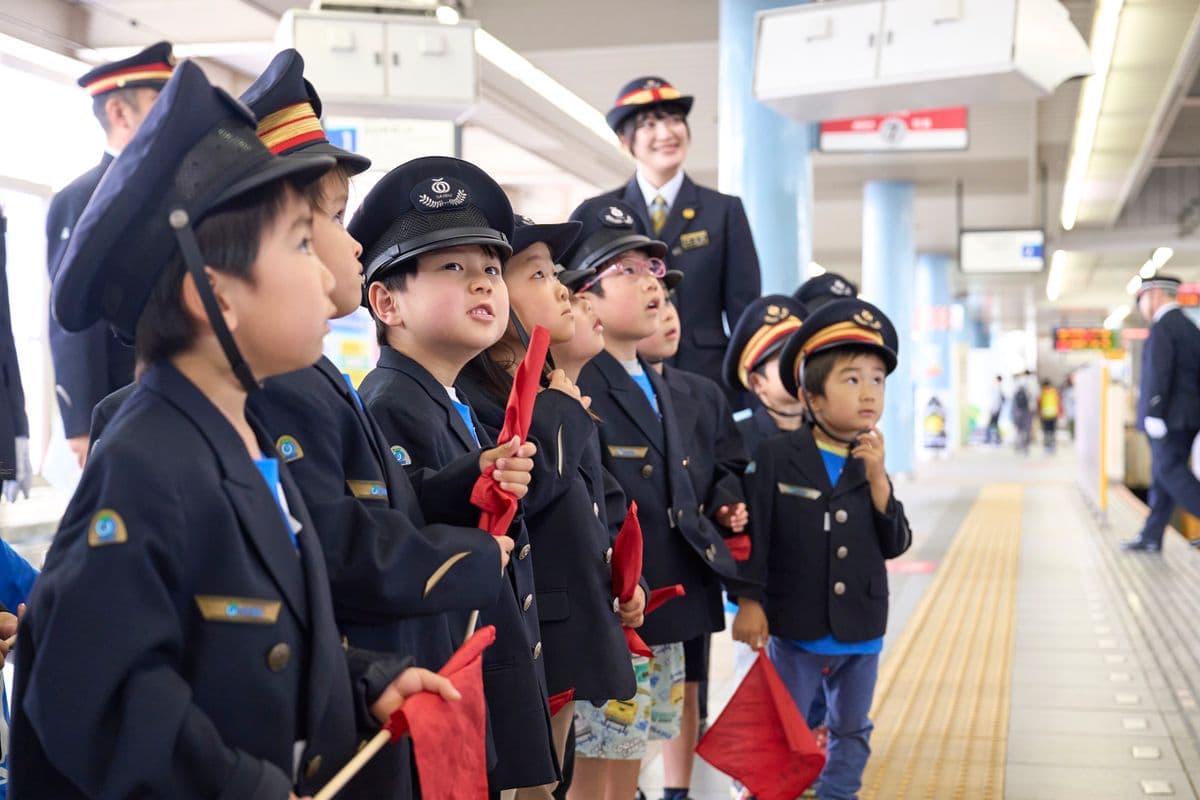 旗を持って整列する子どもたち